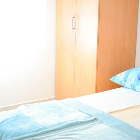 Apartmani Prvi Red Do Mora Pag Town Exteriér fotografie