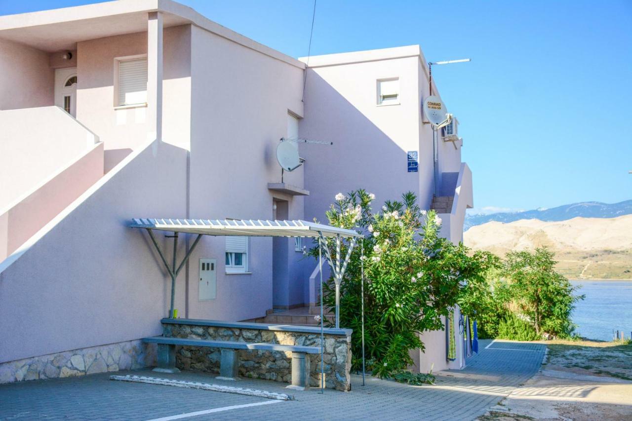 Apartmani Prvi Red Do Mora Pag Town Exteriér fotografie