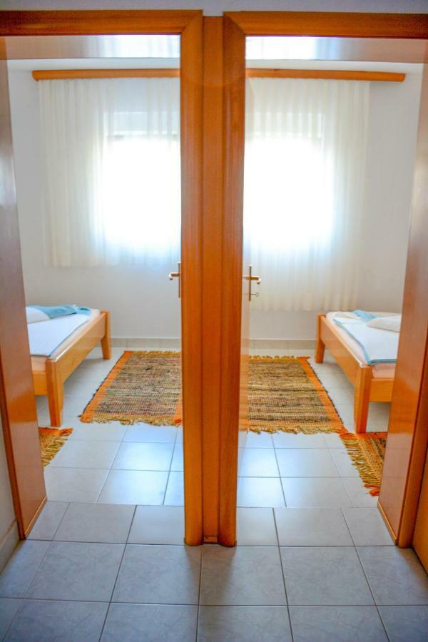 Apartmani Prvi Red Do Mora Pag Town Exteriér fotografie