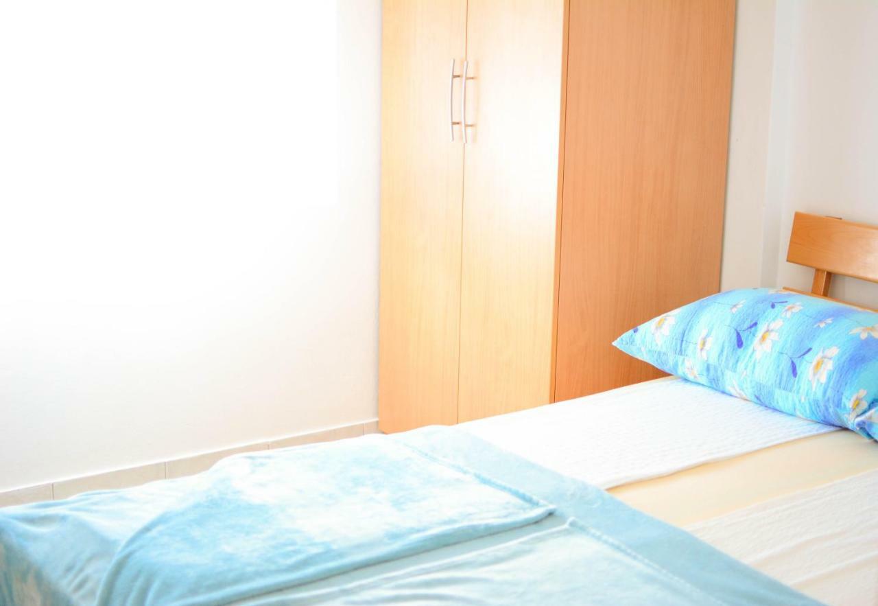 Apartmani Prvi Red Do Mora Pag Town Exteriér fotografie