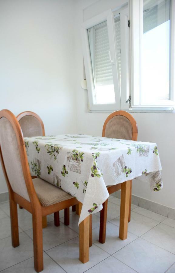 Apartmani Prvi Red Do Mora Pag Town Exteriér fotografie