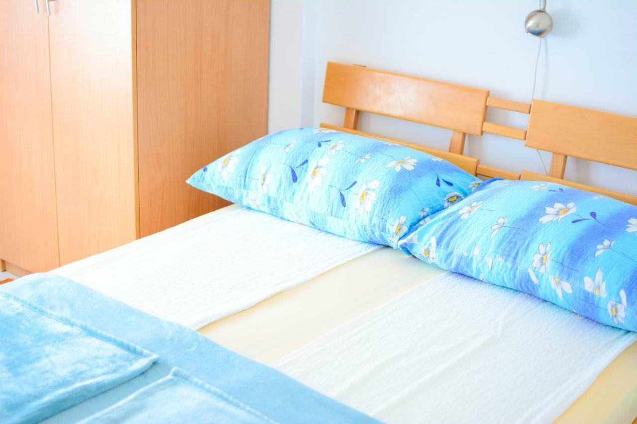 Apartmani Prvi Red Do Mora Pag Town Exteriér fotografie