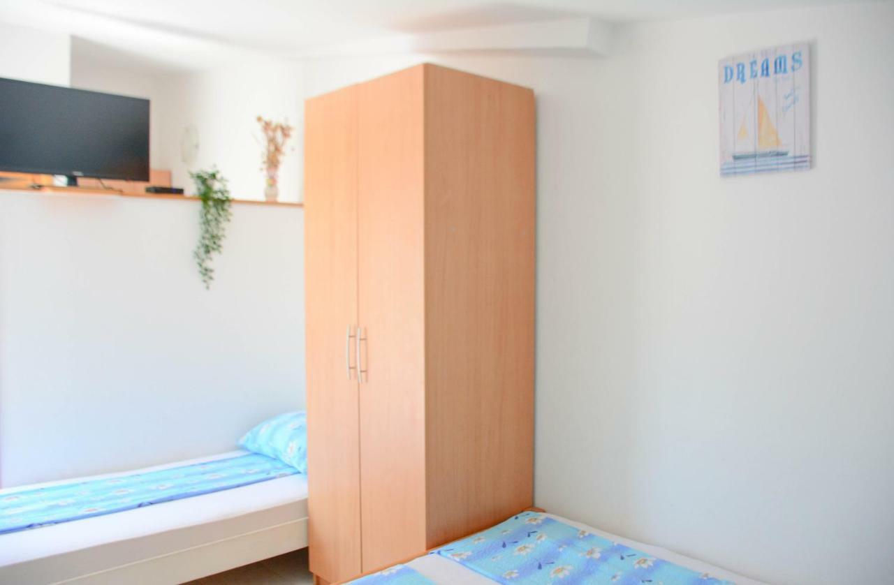 Apartmani Prvi Red Do Mora Pag Town Exteriér fotografie