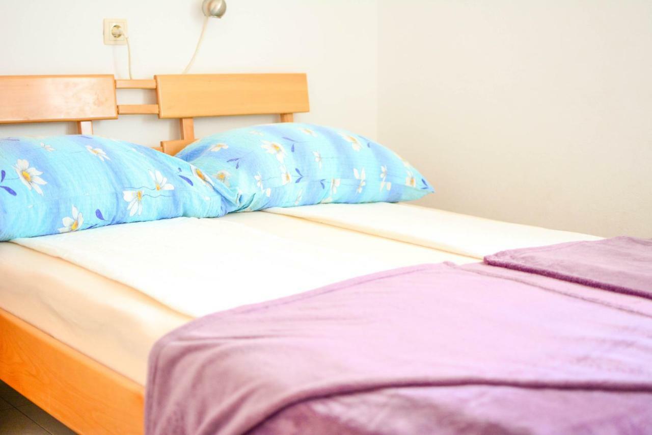 Apartmani Prvi Red Do Mora Pag Town Exteriér fotografie