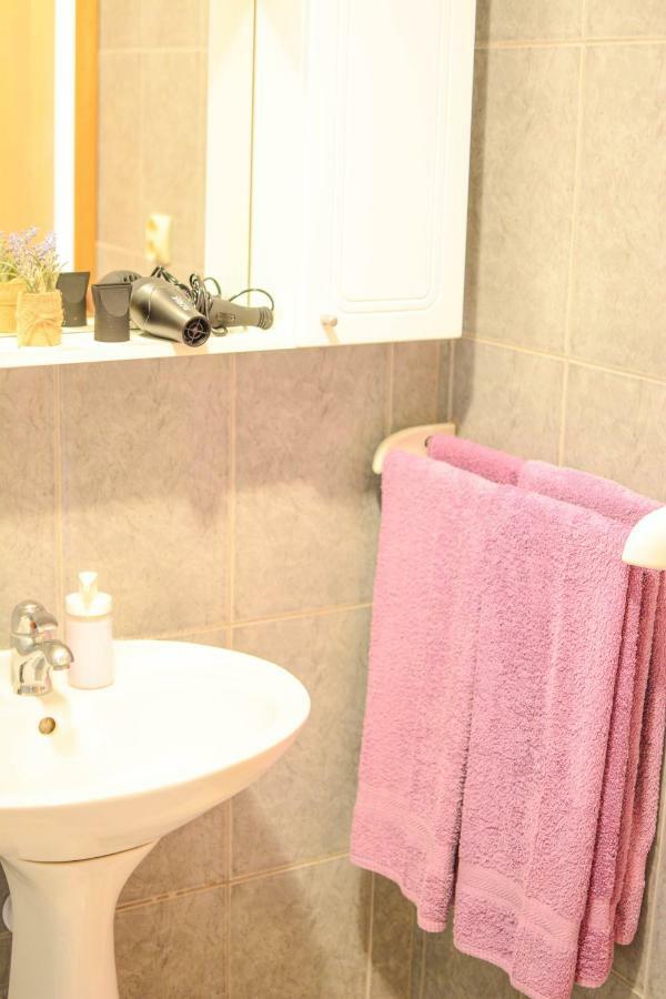 Apartmani Prvi Red Do Mora Pag Town Exteriér fotografie