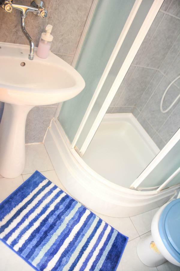 Apartmani Prvi Red Do Mora Pag Town Exteriér fotografie